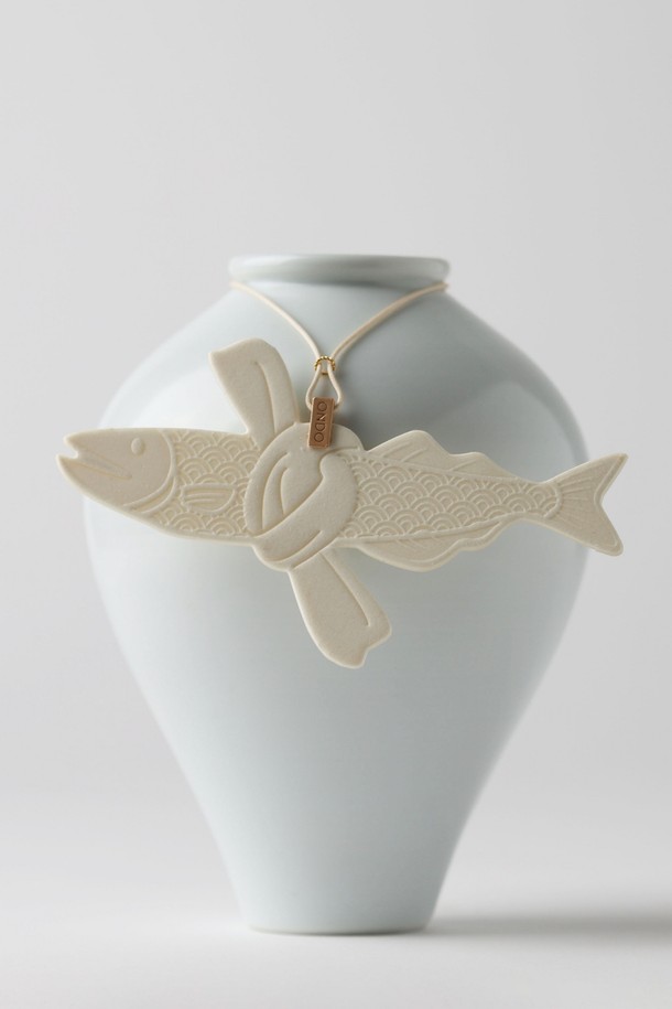 액막이 명태 프래그런스 태그 3가지 향 선물세트는 자동차 내부에 은은한 향기를 선사하는 종이 방향제입니다. 걸이형 디자인으로 차량 어디에든 간편하게 걸어 사용할 수 있으며, 화이트와 민트 색상에 물고기 무늬가 더해져 귀여운 디자인을 자랑합니다. 3가지 향으로 구성되어 취향에 따라 원하는 향을 선택하여 사용할 수 있습니다. 프래그런스 태그 형태로, 차량 내부 공간을 향기롭게 채워줍니다.
