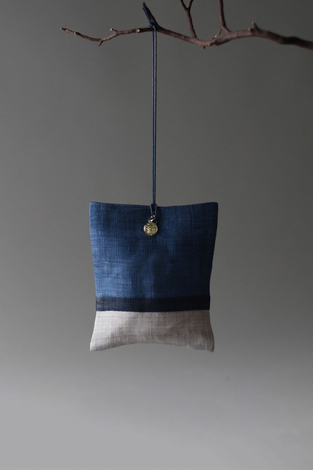 [ONDO] 모시 조각보 퍼퓸 사쉐는 옷장, 차량, 실내 공간에 향기를 더해주는 35g 용량의 방향제입니다. 자연스러운 내추럴 또는 블루 컬러의 모시 조각보에 EARTH (우디), WATER (플로럴), FIRE (스파이시), AIR (프레쉬)의 은은한 향을 담았습니다. 가볍고 끈 길이 조절이 가능하며, 리필 교체와 수작업으로 제작되어 더욱 특별합니다.
