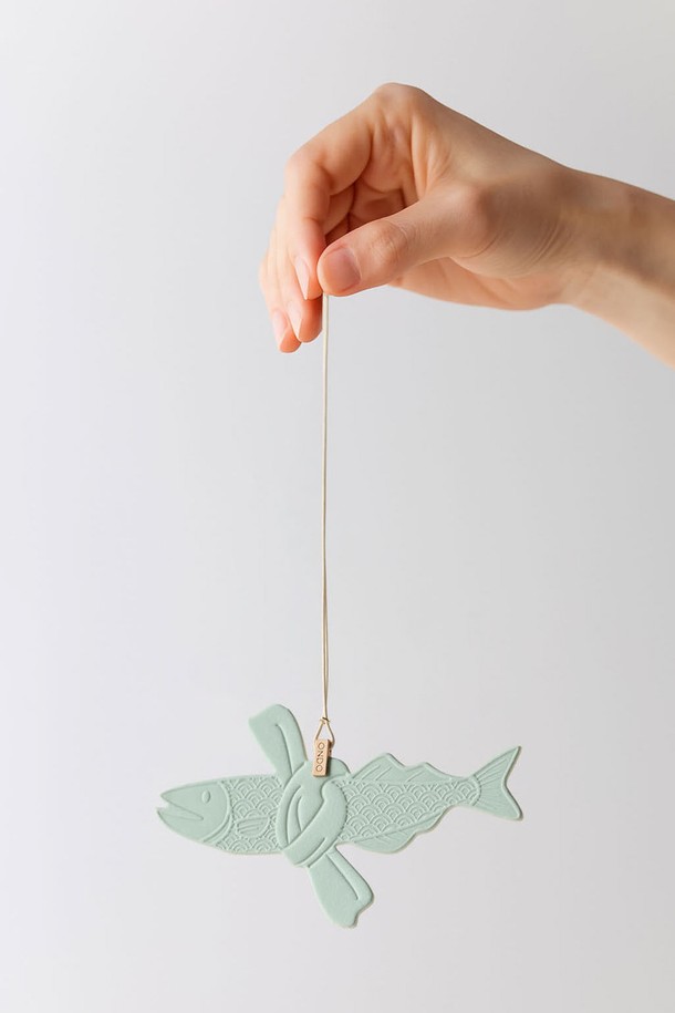 액막이 명태 프래그런스 태그 3가지 향 선물세트는 자동차 내부에 은은한 향기를 선사하는 종이 방향제입니다. 걸이형 디자인으로 차량 어디에든 간편하게 걸어 사용할 수 있으며, 화이트와 민트 색상에 물고기 무늬가 더해져 귀여운 디자인을 자랑합니다. 3가지 향으로 구성되어 취향에 따라 원하는 향을 선택하여 사용할 수 있습니다. 프래그런스 태그 형태로, 차량 내부 공간을 향기롭게 채워줍니다.
