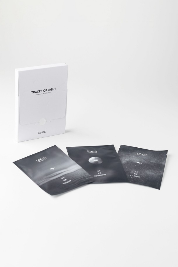 액막이 명태 프래그런스 태그 3가지 향 선물세트는 자동차 내부에 은은한 향기를 선사하는 종이 방향제입니다. 걸이형 디자인으로 차량 어디에든 간편하게 걸어 사용할 수 있으며, 화이트와 민트 색상에 물고기 무늬가 더해져 귀여운 디자인을 자랑합니다. 3가지 향으로 구성되어 취향에 따라 원하는 향을 선택하여 사용할 수 있습니다. 프래그런스 태그 형태로, 차량 내부 공간을 향기롭게 채워줍니다.
