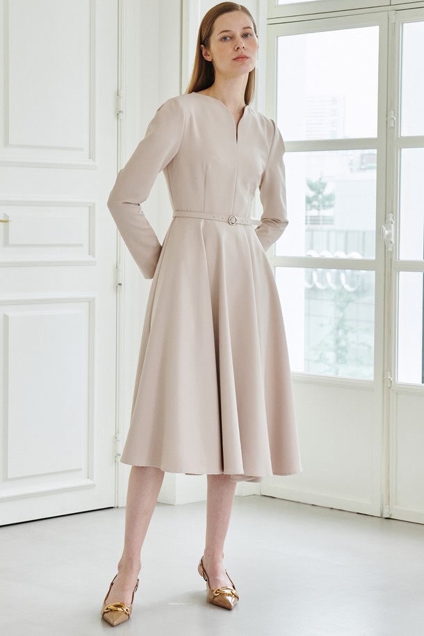 NOUVE - 긴소매 원피스 - Heart Neck Flare Dress-Beige