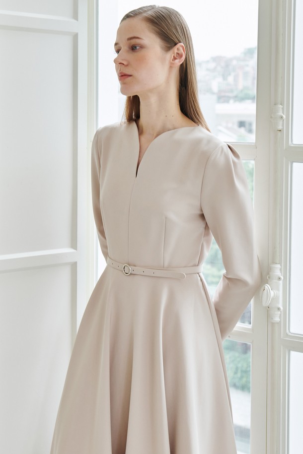 NOUVE - 긴소매 원피스 - Heart Neck Flare Dress-Beige