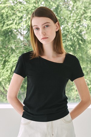 Unbalance Neck T-Shirt - Black