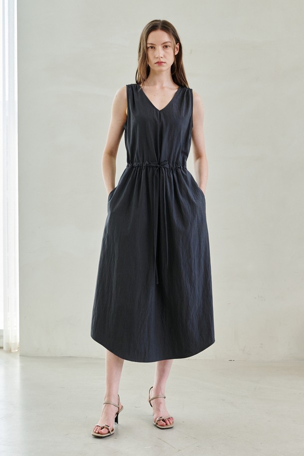 NOUVE - 민소매 원피스 - V Neck Waist String Dress - Dark Gray