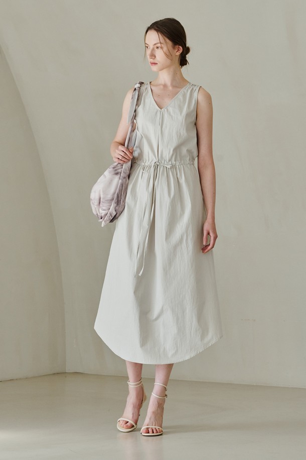 NOUVE - 민소매 원피스 - V Neck Waist String Dress -Light Khaki