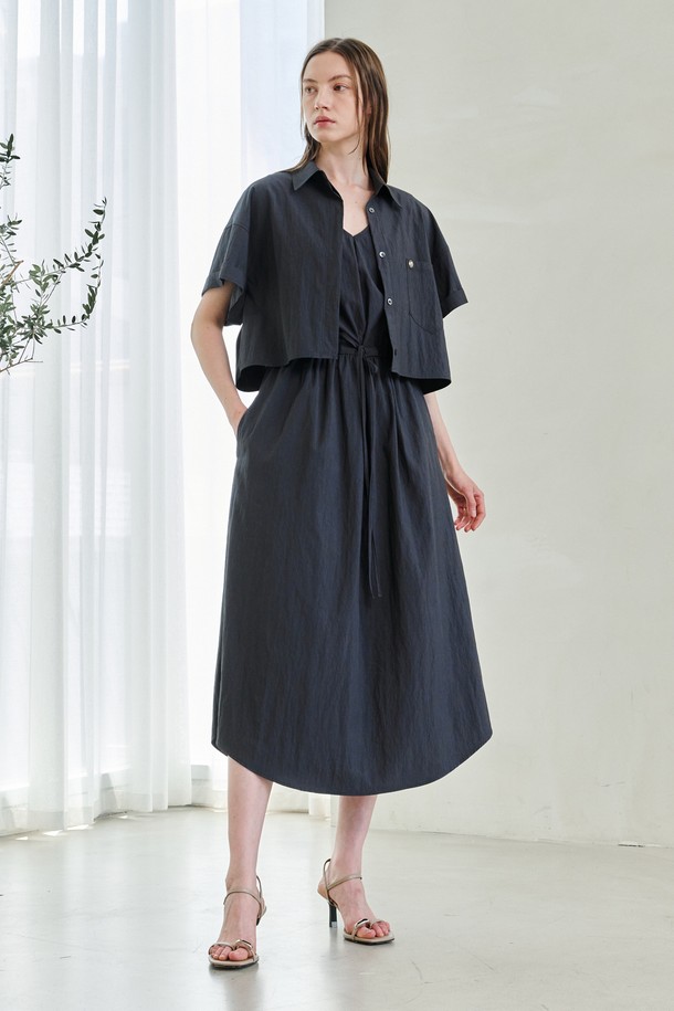 NOUVE - 민소매 원피스 - V Neck Waist String dress Set Up - Dark Gray