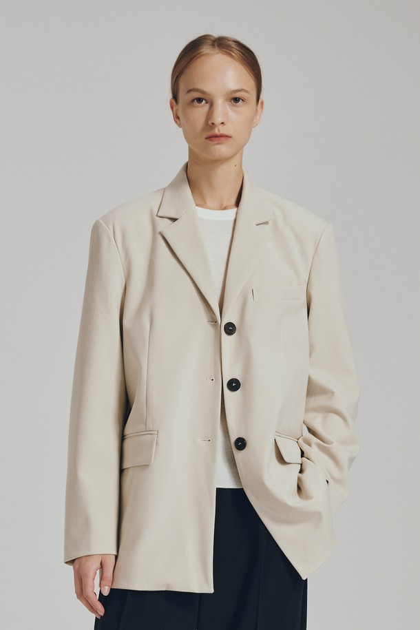 베이직하면서도 세련된 무드의 울 테일러 재킷입니다. 부드러운 촉감의 폴리에스테르, 레이온, 텐셀, 울, 스판덱스 혼방 소재로 제작되어 편안한 착용감을 선사합니다. 봄, 가을 시즌에 적합하며, 데일리룩부터 포멀한 오피스룩까지 폭넓게 활용할 수 있습니다. 싱글 버튼 여밈 방식과 세미 오버핏으로 클래식하고 미니멀한 스타일을 연출하며, 안감이 있어 더욱 안정적인 핏을 제공합니다. 베이지 컬러와 허리 라인 디자인이 시크한 매력을 더합니다.
