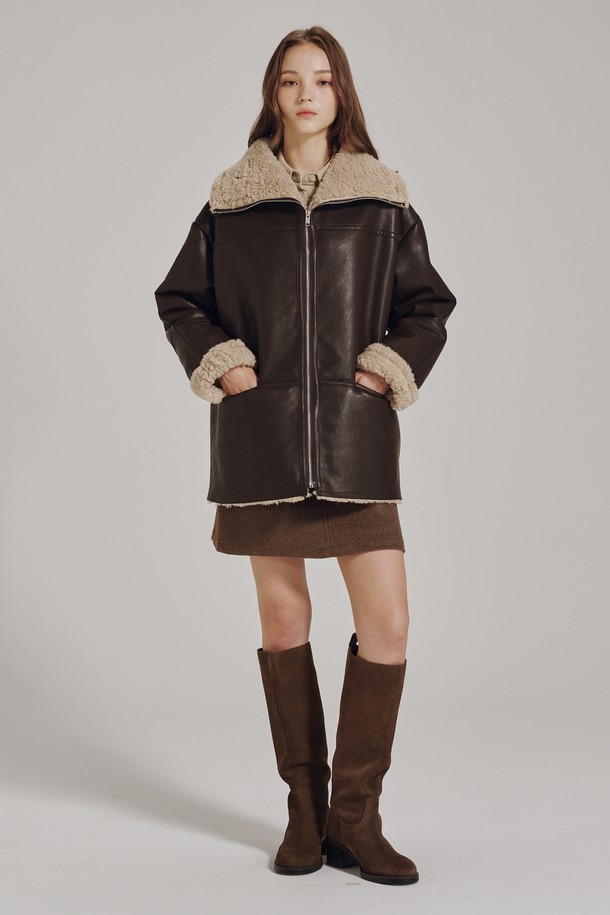브라운 컬러의 레더 무스탕 코트입니다. 부드러운 촉감의 인조 가죽과 퍼 소재를 사용하여, 겨울철에도 따뜻하게 착용할 수 있습니다. 캐주얼하고 미니멀한 스타일 연출에 용이하며, 오버핏 크롭 기장으로 트렌디함을 더했습니다. 집업 방식으로 간편하게 여밀 수 있으며, 퍼 안감과 퍼 카라 디테일이 특징입니다. 일상에서 편안하게 즐길 수 있는 머스트 해브 아이템입니다.
