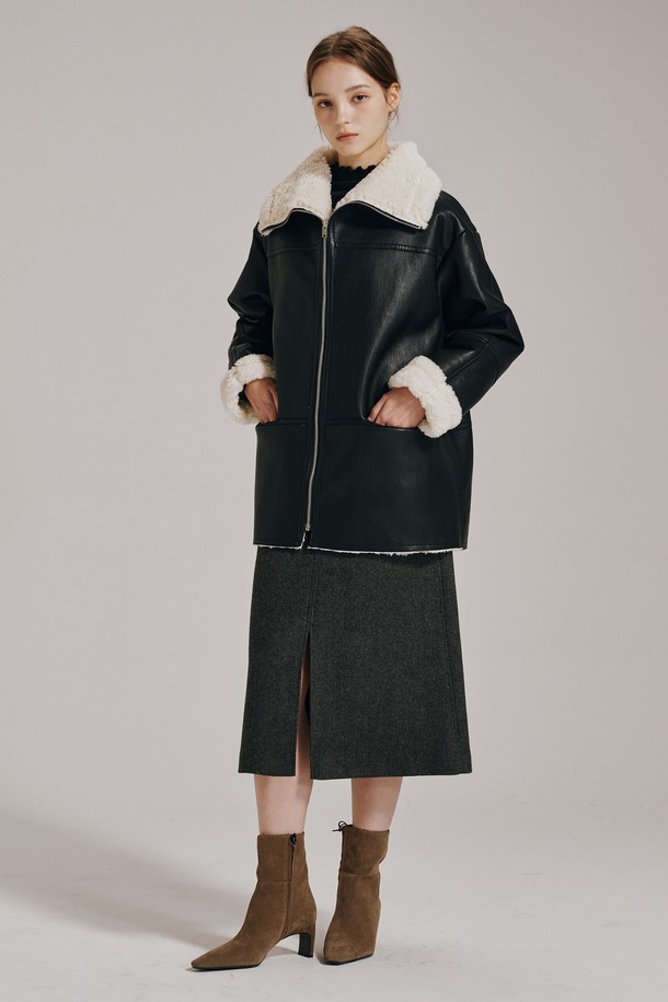 블랙 레더 무스탕 코트입니다. 부드러운 인조 가죽 소재에 롱 기장과 오버핏으로 제작되어 편안하면서도 시크한 스타일을 연출합니다. 안감은 양털(퍼)로, 두꺼운 두께감으로 따뜻함을 더했습니다. 집업 스타일의 여밈 방식과 긴 소매, 퍼 디테일이 돋보이며, 가을/겨울, 클래식 및 미니멀 스타일을 즐기는 여성에게 적합합니다. 일상에서 세련되게 착용할 수 있는 무스탕 코트입니다.
