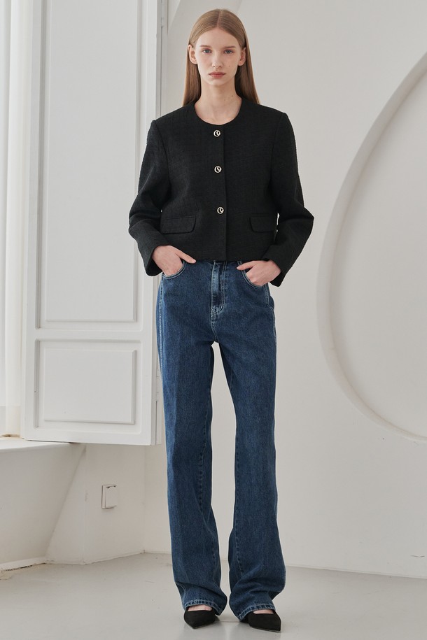 네이비 색상의 스트레이트 스티치 데님 팬츠는 여성들을 위한 베이직하고 캐주얼한 스타일의 긴 바지입니다. 힙부터 일자로 떨어지는 스트레이트 핏으로 모던한 실루엣을 연출하며, 봄, 가을 계절에 적합합니다. 부드러운 면 소재로 제작되어 편안한 착용감을 선사하며, 워싱 가공으로 자연스러운 멋을 더했습니다. 일상복으로, 또는 가을 나들이룩으로 활용하기 좋은 아이템입니다.
