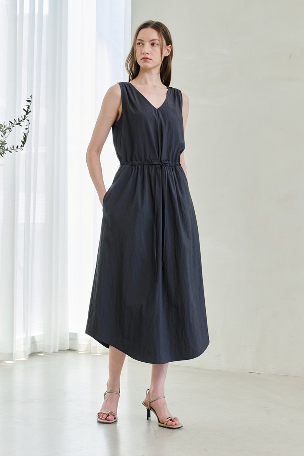 NOUVE - 민소매 원피스 - V Neck Waist String Dress - Dark Gray