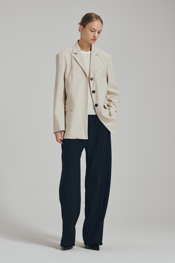 베이직하면서도 세련된 무드의 울 테일러 재킷입니다. 부드러운 촉감의 폴리에스테르, 레이온, 텐셀, 울, 스판덱스 혼방 소재로 제작되어 편안한 착용감을 선사합니다. 봄, 가을 시즌에 적합하며, 데일리룩부터 포멀한 오피스룩까지 폭넓게 활용할 수 있습니다. 싱글 버튼 여밈 방식과 세미 오버핏으로 클래식하고 미니멀한 스타일을 연출하며, 안감이 있어 더욱 안정적인 핏을 제공합니다. 베이지 컬러와 허리 라인 디자인이 시크한 매력을 더합니다.
