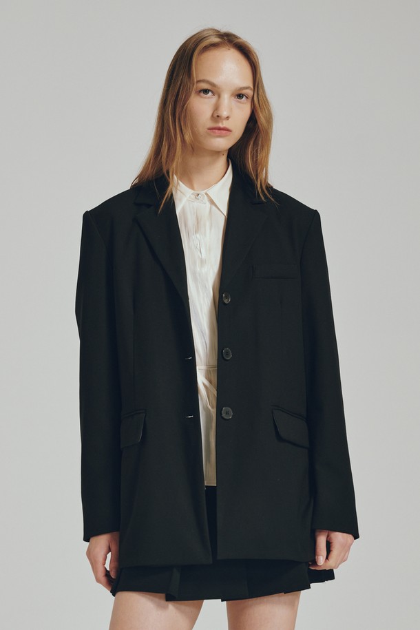 울 테일러 재킷 - 블랙은 여성 고객을 위한 클래식하고 모던한 스타일의 테일러드 재킷입니다. 봄, 가을에 적합하며, 일상, 오피스룩, 모임룩, 데이트룩 등 다양한 TPO에 활용할 수 있습니다. 부드러운 촉감의 폴리에스테르, 레이온, 텐셀, 울, 스판덱스 혼방 소재로 제작되었으며, 안감이 있어 편안하게 착용 가능합니다. 세미 오버핏 루즈핏에 싱글 버튼 여밈, 레귤러 기장으로, 블랙 컬러의 무지 디자인이 시크하고 미니멀한 스타일을 연출합니다. 긴소매 디자인이며, 신축성이 약간 있어 활동성을 높였습니다.
