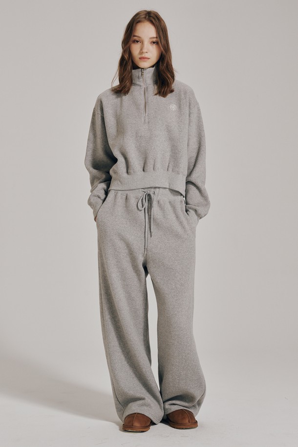 [기모] 와이드 밴딩 스웻 팬츠 - 멜란지 그레이는 캐주얼, 미니멀, 클래식 스타일을 아우르는 베이직한 디자인의 스웻 팬츠입니다. 넉넉한 루즈핏 와이드 실루엣으로 편안한 착용감을 선사하며, 기모 안감과 두꺼운 두께감으로 가을, 겨울철 따뜻하게 입을 수 있습니다. 부드러운 촉감의 멜란지 그레이 컬러는 어떤 상의와도 쉽게 매치되어 집콕룩, 산책룩, 여행룩 등 다양한 TPO에 활용 가능합니다. 허리 밴딩 처리로 활동성을 높였으며, 무지 디자인으로 유행을 타지 않고 오래도록 즐겨 입을 수 있습니다.
