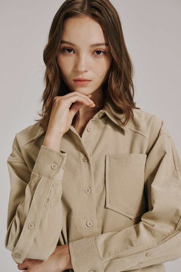 베이직한 무드의 코듀로이 커브드 슬리브 블라우스입니다. 부드러운 7부 소매와 차이나 칼라가 특징이며, 캐주얼 및 클래식 스타일을 연출하기 좋습니다. 톡톡한 두께감의 베이지색 코듀로이 소재로 제작되어 봄, 가을에 따뜻하게 착용할 수 있습니다. 루즈핏으로 편안한 착용감을 선사하며, 커브드 슬리브 디자인과 버튼 디테일이 돋보입니다. 일상 속에서 다양한 스타일로 활용하기 좋은 아이템입니다.
