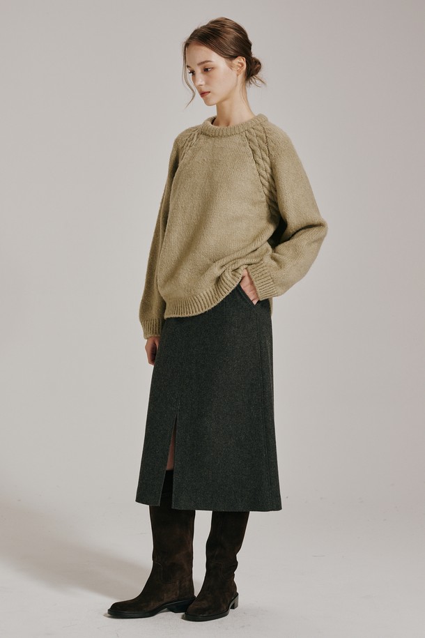 올리브 색상의 라운드 넥 울 니트입니다. 부드러운 촉감의 울 소재로 제작되어 가을, 겨울 시즌에 따뜻하게 착용할 수 있습니다. 베이직하고 미니멀한 디자인으로, 출근룩이나 모임룩 등 다양한 TPO에 활용 가능합니다. 레귤러핏으로 편안하게 착용 가능하며, 퍼프 숄더 디테일이 은은한 포인트를 더합니다. 클래식, 미니멀, 캐주얼 스타일을 모두 아우르는 활용도 높은 아이템입니다.
