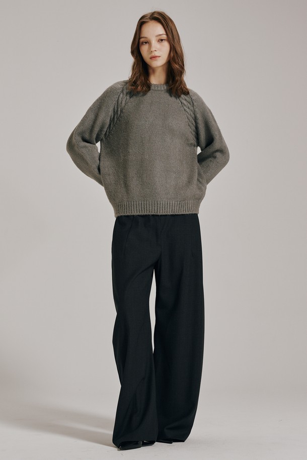 멜란지 그레이 컬러의 라운드 넥 울 니트입니다. 여성 의류로, 가을과 겨울에 입기 좋은 두꺼운 두께감의 긴소매 니트입니다. 베이직하고 미니멀한 스타일로, 레귤러핏이며 부드러운 촉감이 특징입니다. 출근룩으로 활용하기 좋으며, 무지 패턴의 디자인으로 다양한 하의와 매치하기 용이합니다. 울 소재로 제작되어 보온성이 뛰어납니다.
