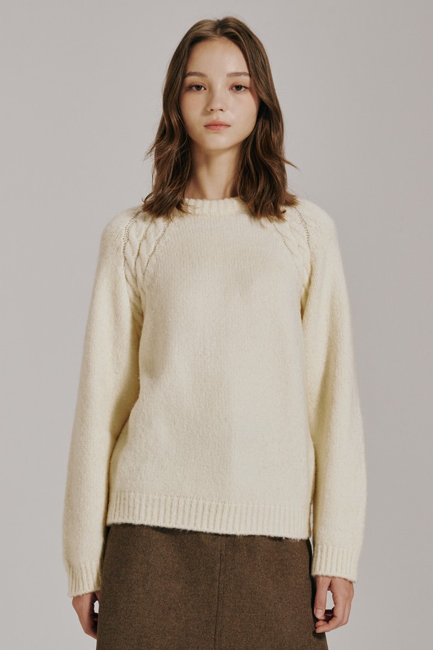 아이보리 컬러의 라운드 넥 울 니트입니다. 여성 의류로, 가을과 겨울에 따뜻하게 착용할 수 있습니다. 베이직하고 미니멀한 스타일을 추구하는 분들께 적합하며, 레귤러핏으로 편안하게 착용 가능합니다. 부드러운 촉감의 울 소재로 제작되었으며, 두꺼운 두께감과 긴 소매 기장이 특징입니다. 라운드 넥 디자인의 무지 니트로, 다양한 룩에 활용하기 좋습니다.
