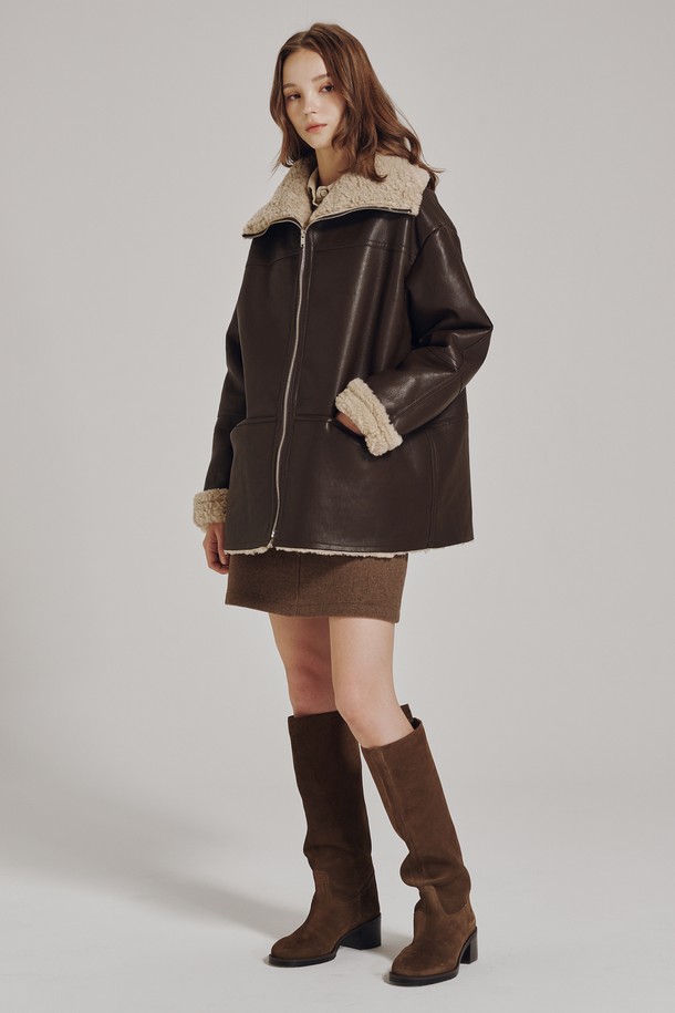 브라운 컬러의 레더 무스탕 코트입니다. 부드러운 촉감의 인조 가죽과 퍼 소재를 사용하여, 겨울철에도 따뜻하게 착용할 수 있습니다. 캐주얼하고 미니멀한 스타일 연출에 용이하며, 오버핏 크롭 기장으로 트렌디함을 더했습니다. 집업 방식으로 간편하게 여밀 수 있으며, 퍼 안감과 퍼 카라 디테일이 특징입니다. 일상에서 편안하게 즐길 수 있는 머스트 해브 아이템입니다.

