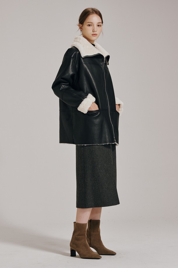 블랙 레더 무스탕 코트입니다. 부드러운 인조 가죽 소재에 롱 기장과 오버핏으로 제작되어 편안하면서도 시크한 스타일을 연출합니다. 안감은 양털(퍼)로, 두꺼운 두께감으로 따뜻함을 더했습니다. 집업 스타일의 여밈 방식과 긴 소매, 퍼 디테일이 돋보이며, 가을/겨울, 클래식 및 미니멀 스타일을 즐기는 여성에게 적합합니다. 일상에서 세련되게 착용할 수 있는 무스탕 코트입니다.
