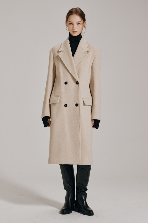 부드러운 캐시미어 소재의 더블 버튼 코트입니다. 라이트 베이지 컬러로, 미니멀하면서도 클래식한 스타일을 연출합니다. 숄더 라인을 강조하는 디자인과 테일러드 칼라가 특징이며, 오버핏으로 편안하게 착용할 수 있습니다. 가을, 겨울 시즌에 오피스룩, 모임룩 등 다양한 TPO에 활용하기 좋습니다. 긴 소매 기장의 두꺼운 두께감으로 따뜻함을 더했습니다.
