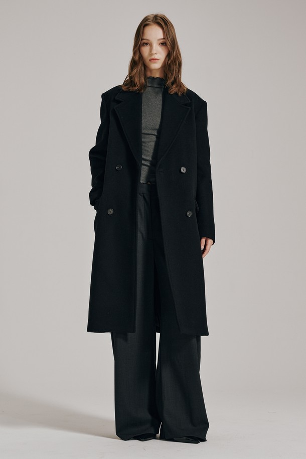 캐시미어 더블 버튼 코트 - 블랙은 부드러운 촉감과 보온성을 자랑하는 여성용 롱 코트입니다. 미니멀하고 클래식한 디자인으로 오피스룩, 출근룩, 모임룩 등 다양한 TPO에 활용하기 좋습니다. 고급스러운 캐시미어 소재와 롱 기장, 오버핏으로 세련된 스타일을 연출하며, 더블 버튼 여밈과 노치드 라펠 디테일이 특징입니다. 가을과 겨울 시즌에 시크하고 세련된 스타일을 완성해 보세요.
