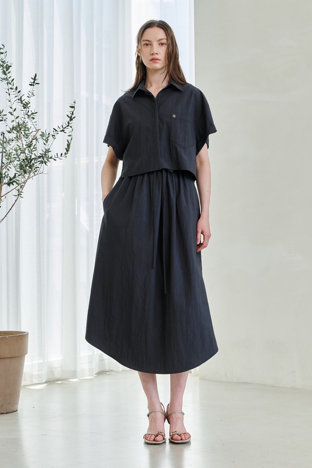 NOUVE - 민소매 원피스 - V Neck Waist String Dress - Dark Gray