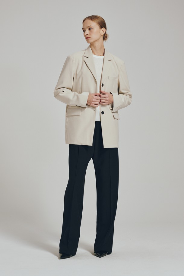 베이직하면서도 세련된 무드의 울 테일러 재킷입니다. 부드러운 촉감의 폴리에스테르, 레이온, 텐셀, 울, 스판덱스 혼방 소재로 제작되어 편안한 착용감을 선사합니다. 봄, 가을 시즌에 적합하며, 데일리룩부터 포멀한 오피스룩까지 폭넓게 활용할 수 있습니다. 싱글 버튼 여밈 방식과 세미 오버핏으로 클래식하고 미니멀한 스타일을 연출하며, 안감이 있어 더욱 안정적인 핏을 제공합니다. 베이지 컬러와 허리 라인 디자인이 시크한 매력을 더합니다.
