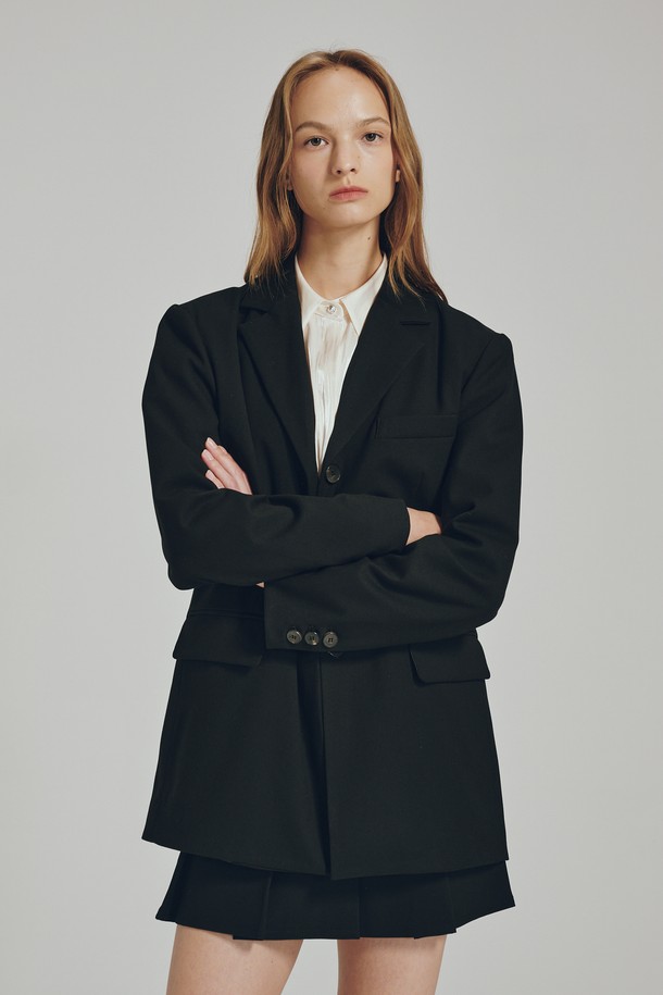 울 테일러 재킷 - 블랙은 여성 고객을 위한 클래식하고 모던한 스타일의 테일러드 재킷입니다. 봄, 가을에 적합하며, 일상, 오피스룩, 모임룩, 데이트룩 등 다양한 TPO에 활용할 수 있습니다. 부드러운 촉감의 폴리에스테르, 레이온, 텐셀, 울, 스판덱스 혼방 소재로 제작되었으며, 안감이 있어 편안하게 착용 가능합니다. 세미 오버핏 루즈핏에 싱글 버튼 여밈, 레귤러 기장으로, 블랙 컬러의 무지 디자인이 시크하고 미니멀한 스타일을 연출합니다. 긴소매 디자인이며, 신축성이 약간 있어 활동성을 높였습니다.
