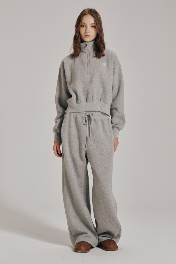 [기모] 와이드 밴딩 스웻 팬츠 - 멜란지 그레이는 캐주얼, 미니멀, 클래식 스타일을 아우르는 베이직한 디자인의 스웻 팬츠입니다. 넉넉한 루즈핏 와이드 실루엣으로 편안한 착용감을 선사하며, 기모 안감과 두꺼운 두께감으로 가을, 겨울철 따뜻하게 입을 수 있습니다. 부드러운 촉감의 멜란지 그레이 컬러는 어떤 상의와도 쉽게 매치되어 집콕룩, 산책룩, 여행룩 등 다양한 TPO에 활용 가능합니다. 허리 밴딩 처리로 활동성을 높였으며, 무지 디자인으로 유행을 타지 않고 오래도록 즐겨 입을 수 있습니다.
