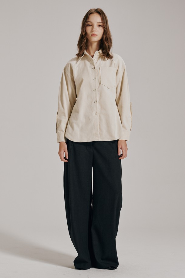 따뜻하고 포근한 분위기의 코듀로이 커브드 슬리브 블라우스 - 아이보리입니다. 부드럽지만 뻣뻣한 촉감의 코듀로이 소재로 제작되어 가을과 겨울에 착용하기 좋습니다. 차이나칼라와 레귤러핏 디자인이 클래식하고 베이직한 스타일을 연출하며, 커브드 슬리브 디테일이 은은한 포인트를 더합니다. 버튼 여밈으로 간편하게 착용할 수 있으며, 출근룩, 오피스룩, 모임룩 등 다양한 TPO에 활용 가능합니다. 미니멀하고 시크한 스타일을 선호하는 여성분들께 추천합니다.
