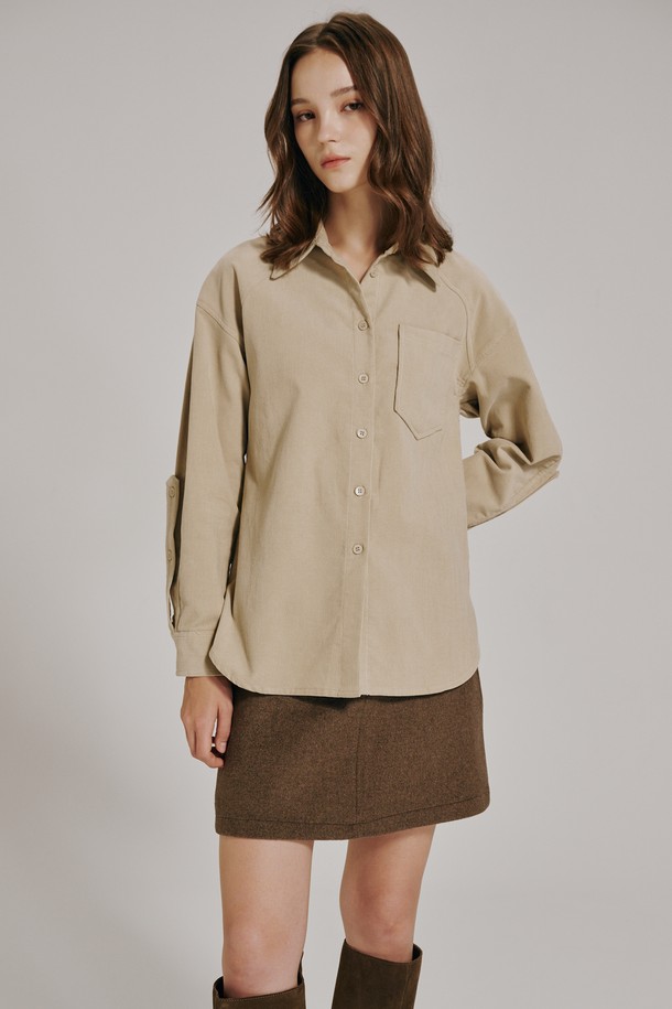 베이직한 무드의 코듀로이 커브드 슬리브 블라우스입니다. 부드러운 7부 소매와 차이나 칼라가 특징이며, 캐주얼 및 클래식 스타일을 연출하기 좋습니다. 톡톡한 두께감의 베이지색 코듀로이 소재로 제작되어 봄, 가을에 따뜻하게 착용할 수 있습니다. 루즈핏으로 편안한 착용감을 선사하며, 커브드 슬리브 디자인과 버튼 디테일이 돋보입니다. 일상 속에서 다양한 스타일로 활용하기 좋은 아이템입니다.
