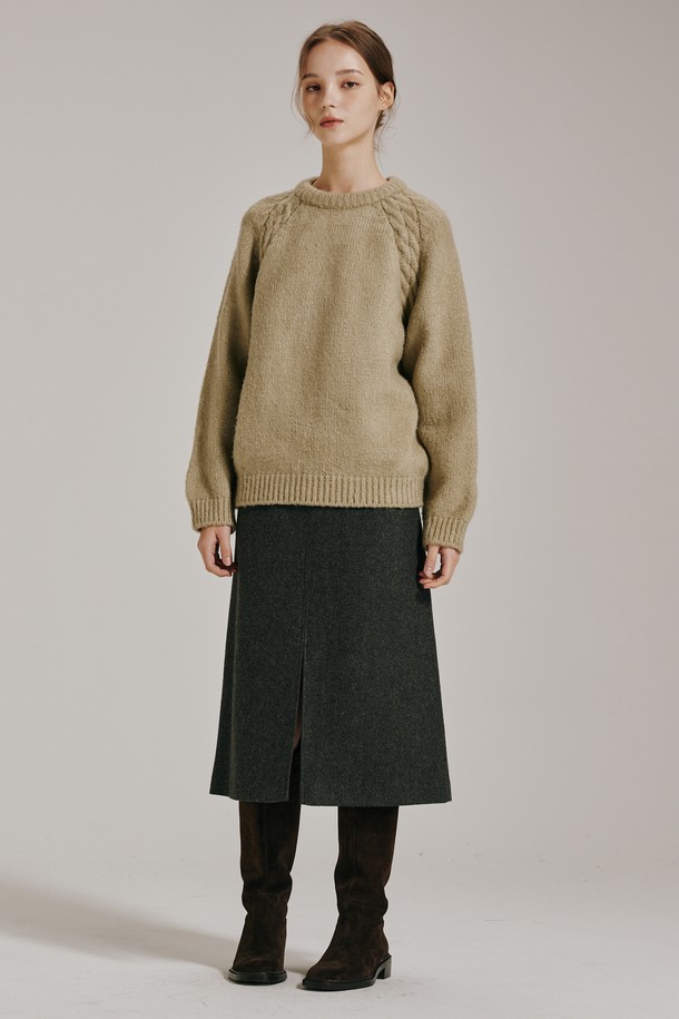 올리브 색상의 라운드 넥 울 니트입니다. 부드러운 촉감의 울 소재로 제작되어 가을, 겨울 시즌에 따뜻하게 착용할 수 있습니다. 베이직하고 미니멀한 디자인으로, 출근룩이나 모임룩 등 다양한 TPO에 활용 가능합니다. 레귤러핏으로 편안하게 착용 가능하며, 퍼프 숄더 디테일이 은은한 포인트를 더합니다. 클래식, 미니멀, 캐주얼 스타일을 모두 아우르는 활용도 높은 아이템입니다.
