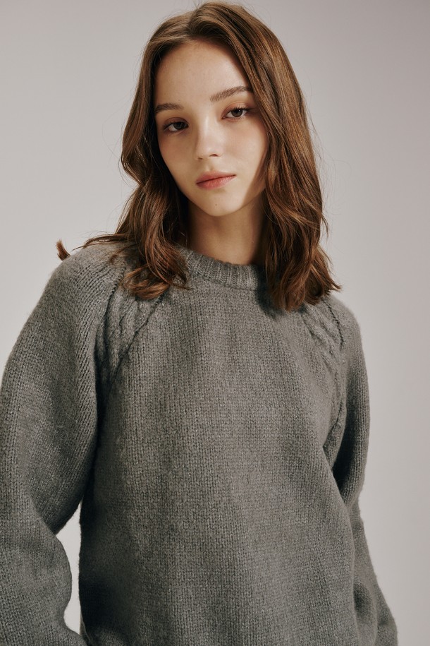 멜란지 그레이 컬러의 라운드 넥 울 니트입니다. 여성 의류로, 가을과 겨울에 입기 좋은 두꺼운 두께감의 긴소매 니트입니다. 베이직하고 미니멀한 스타일로, 레귤러핏이며 부드러운 촉감이 특징입니다. 출근룩으로 활용하기 좋으며, 무지 패턴의 디자인으로 다양한 하의와 매치하기 용이합니다. 울 소재로 제작되어 보온성이 뛰어납니다.
