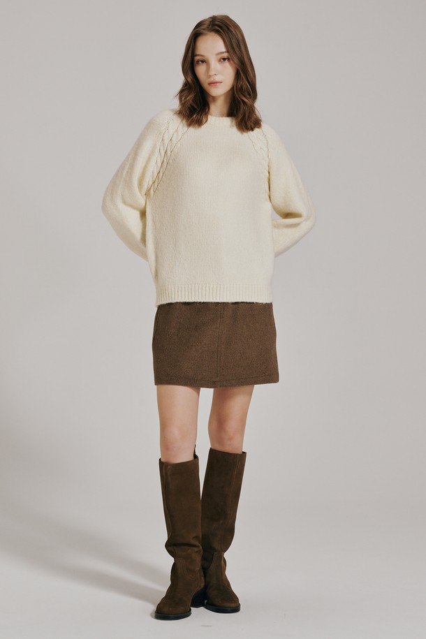 아이보리 컬러의 라운드 넥 울 니트입니다. 여성 의류로, 가을과 겨울에 따뜻하게 착용할 수 있습니다. 베이직하고 미니멀한 스타일을 추구하는 분들께 적합하며, 레귤러핏으로 편안하게 착용 가능합니다. 부드러운 촉감의 울 소재로 제작되었으며, 두꺼운 두께감과 긴 소매 기장이 특징입니다. 라운드 넥 디자인의 무지 니트로, 다양한 룩에 활용하기 좋습니다.

