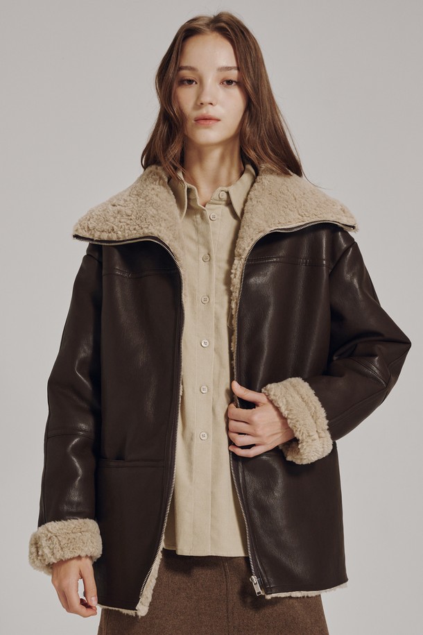 브라운 컬러의 레더 무스탕 코트입니다. 부드러운 촉감의 인조 가죽과 퍼 소재를 사용하여, 겨울철에도 따뜻하게 착용할 수 있습니다. 캐주얼하고 미니멀한 스타일 연출에 용이하며, 오버핏 크롭 기장으로 트렌디함을 더했습니다. 집업 방식으로 간편하게 여밀 수 있으며, 퍼 안감과 퍼 카라 디테일이 특징입니다. 일상에서 편안하게 즐길 수 있는 머스트 해브 아이템입니다.
