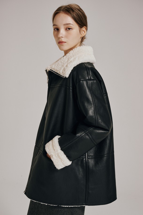 블랙 레더 무스탕 코트입니다. 부드러운 인조 가죽 소재에 롱 기장과 오버핏으로 제작되어 편안하면서도 시크한 스타일을 연출합니다. 안감은 양털(퍼)로, 두꺼운 두께감으로 따뜻함을 더했습니다. 집업 스타일의 여밈 방식과 긴 소매, 퍼 디테일이 돋보이며, 가을/겨울, 클래식 및 미니멀 스타일을 즐기는 여성에게 적합합니다. 일상에서 세련되게 착용할 수 있는 무스탕 코트입니다.
