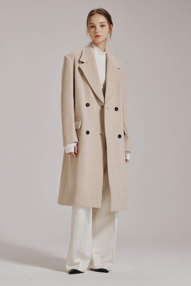 부드러운 캐시미어 소재의 더블 버튼 코트입니다. 라이트 베이지 컬러로, 미니멀하면서도 클래식한 스타일을 연출합니다. 숄더 라인을 강조하는 디자인과 테일러드 칼라가 특징이며, 오버핏으로 편안하게 착용할 수 있습니다. 가을, 겨울 시즌에 오피스룩, 모임룩 등 다양한 TPO에 활용하기 좋습니다. 긴 소매 기장의 두꺼운 두께감으로 따뜻함을 더했습니다.
