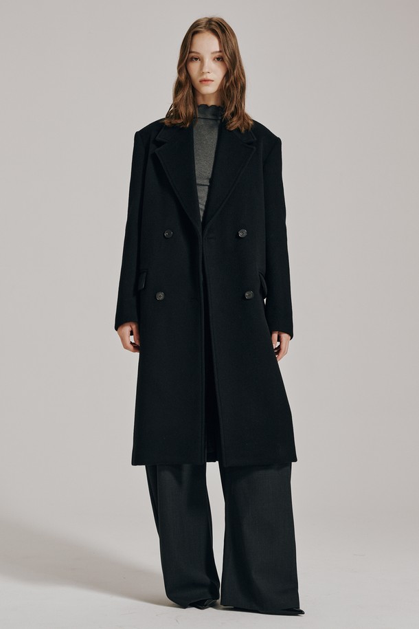 캐시미어 더블 버튼 코트 - 블랙은 부드러운 촉감과 보온성을 자랑하는 여성용 롱 코트입니다. 미니멀하고 클래식한 디자인으로 오피스룩, 출근룩, 모임룩 등 다양한 TPO에 활용하기 좋습니다. 고급스러운 캐시미어 소재와 롱 기장, 오버핏으로 세련된 스타일을 연출하며, 더블 버튼 여밈과 노치드 라펠 디테일이 특징입니다. 가을과 겨울 시즌에 시크하고 세련된 스타일을 완성해 보세요.
