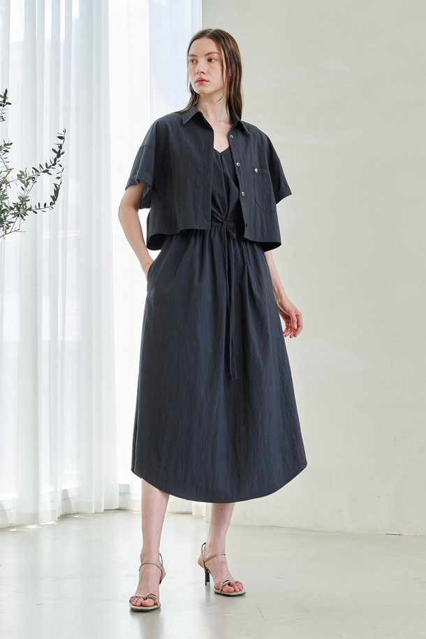 NOUVE - 민소매 원피스 - V Neck Waist String Dress - Dark Gray