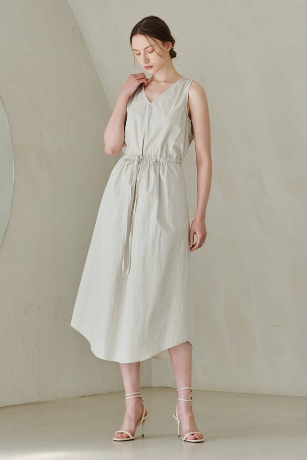 NOUVE - 민소매 원피스 - V Neck Waist String Dress -Light Khaki