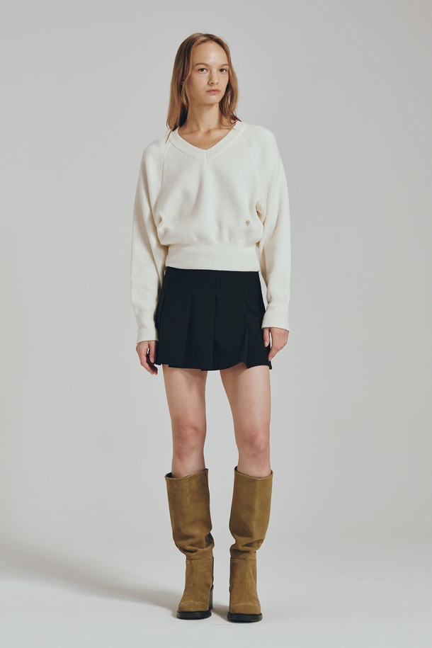 아이보리 울 브이넥 니트는 여성스러운 실루엣을 돋보이게 하는 베이직하고 미니멀한 스타일의 니트입니다. 가을과 겨울에 따뜻하게 착용할 수 있으며, 일상, 오피스룩, 모임룩 등 다양한 TPO에 활용하기 좋습니다. 부드러운 촉감의 울, 나일론, 캐시미어, 폴리에스테르 혼방 소재로 제작되어 편안한 착용감을 선사합니다. 하이덴시티 니트 패턴과 메탈 로고 디테일이 은은한 포인트를 더하며, 비침 없이 레귤러핏으로 깔끔하게 떨어지는 핏을 연출합니다. 신축성이 뛰어나 활동성이 좋고, 보온성을 높여 추운 날씨에도 따뜻하게 입을 수 있습니다.
