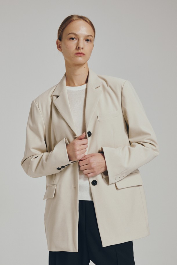 베이직하면서도 세련된 무드의 울 테일러 재킷입니다. 부드러운 촉감의 폴리에스테르, 레이온, 텐셀, 울, 스판덱스 혼방 소재로 제작되어 편안한 착용감을 선사합니다. 봄, 가을 시즌에 적합하며, 데일리룩부터 포멀한 오피스룩까지 폭넓게 활용할 수 있습니다. 싱글 버튼 여밈 방식과 세미 오버핏으로 클래식하고 미니멀한 스타일을 연출하며, 안감이 있어 더욱 안정적인 핏을 제공합니다. 베이지 컬러와 허리 라인 디자인이 시크한 매력을 더합니다.
