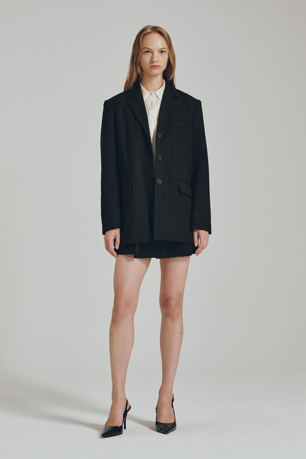 울 테일러 재킷 - 블랙은 여성 고객을 위한 클래식하고 모던한 스타일의 테일러드 재킷입니다. 봄, 가을에 적합하며, 일상, 오피스룩, 모임룩, 데이트룩 등 다양한 TPO에 활용할 수 있습니다. 부드러운 촉감의 폴리에스테르, 레이온, 텐셀, 울, 스판덱스 혼방 소재로 제작되었으며, 안감이 있어 편안하게 착용 가능합니다. 세미 오버핏 루즈핏에 싱글 버튼 여밈, 레귤러 기장으로, 블랙 컬러의 무지 디자인이 시크하고 미니멀한 스타일을 연출합니다. 긴소매 디자인이며, 신축성이 약간 있어 활동성을 높였습니다.
