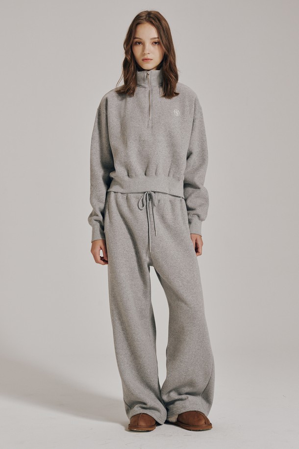 [기모] 와이드 밴딩 스웻 팬츠 - 멜란지 그레이는 캐주얼, 미니멀, 클래식 스타일을 아우르는 베이직한 디자인의 스웻 팬츠입니다. 넉넉한 루즈핏 와이드 실루엣으로 편안한 착용감을 선사하며, 기모 안감과 두꺼운 두께감으로 가을, 겨울철 따뜻하게 입을 수 있습니다. 부드러운 촉감의 멜란지 그레이 컬러는 어떤 상의와도 쉽게 매치되어 집콕룩, 산책룩, 여행룩 등 다양한 TPO에 활용 가능합니다. 허리 밴딩 처리로 활동성을 높였으며, 무지 디자인으로 유행을 타지 않고 오래도록 즐겨 입을 수 있습니다.
