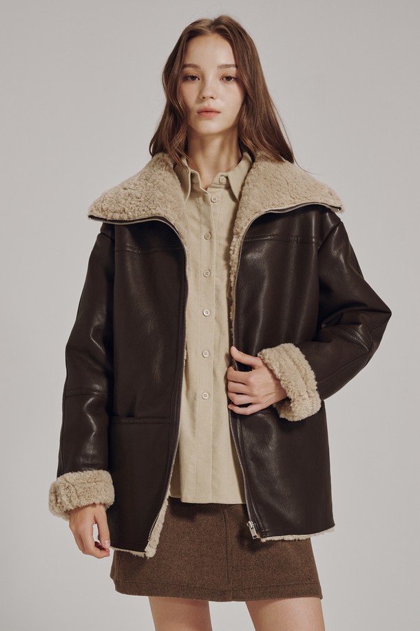 베이직한 무드의 코듀로이 커브드 슬리브 블라우스입니다. 부드러운 7부 소매와 차이나 칼라가 특징이며, 캐주얼 및 클래식 스타일을 연출하기 좋습니다. 톡톡한 두께감의 베이지색 코듀로이 소재로 제작되어 봄, 가을에 따뜻하게 착용할 수 있습니다. 루즈핏으로 편안한 착용감을 선사하며, 커브드 슬리브 디자인과 버튼 디테일이 돋보입니다. 일상 속에서 다양한 스타일로 활용하기 좋은 아이템입니다.
