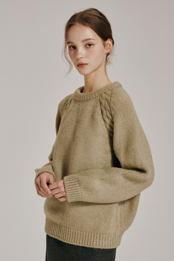 올리브 색상의 라운드 넥 울 니트입니다. 부드러운 촉감의 울 소재로 제작되어 가을, 겨울 시즌에 따뜻하게 착용할 수 있습니다. 베이직하고 미니멀한 디자인으로, 출근룩이나 모임룩 등 다양한 TPO에 활용 가능합니다. 레귤러핏으로 편안하게 착용 가능하며, 퍼프 숄더 디테일이 은은한 포인트를 더합니다. 클래식, 미니멀, 캐주얼 스타일을 모두 아우르는 활용도 높은 아이템입니다.
