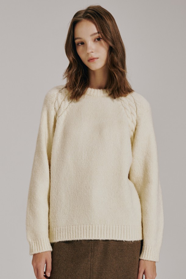 아이보리 컬러의 라운드 넥 울 니트입니다. 여성 의류로, 가을과 겨울에 따뜻하게 착용할 수 있습니다. 베이직하고 미니멀한 스타일을 추구하는 분들께 적합하며, 레귤러핏으로 편안하게 착용 가능합니다. 부드러운 촉감의 울 소재로 제작되었으며, 두꺼운 두께감과 긴 소매 기장이 특징입니다. 라운드 넥 디자인의 무지 니트로, 다양한 룩에 활용하기 좋습니다.
