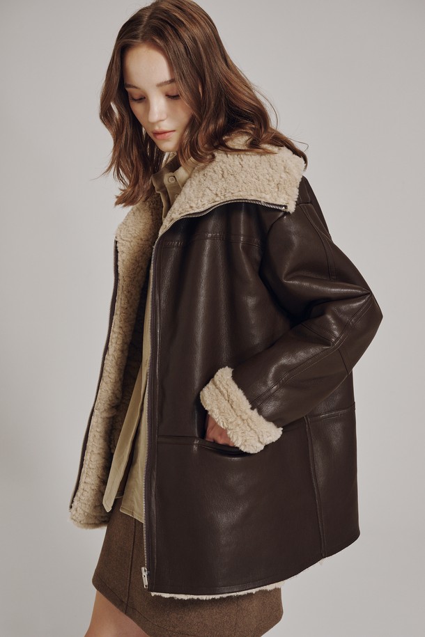 브라운 컬러의 레더 무스탕 코트입니다. 부드러운 촉감의 인조 가죽과 퍼 소재를 사용하여, 겨울철에도 따뜻하게 착용할 수 있습니다. 캐주얼하고 미니멀한 스타일 연출에 용이하며, 오버핏 크롭 기장으로 트렌디함을 더했습니다. 집업 방식으로 간편하게 여밀 수 있으며, 퍼 안감과 퍼 카라 디테일이 특징입니다. 일상에서 편안하게 즐길 수 있는 머스트 해브 아이템입니다.
