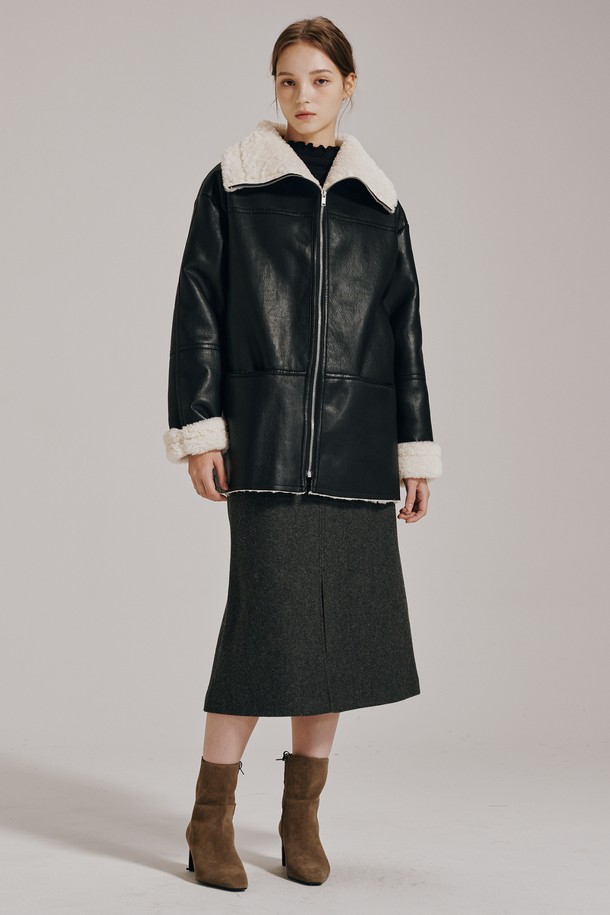 블랙 레더 무스탕 코트입니다. 부드러운 인조 가죽 소재에 롱 기장과 오버핏으로 제작되어 편안하면서도 시크한 스타일을 연출합니다. 안감은 양털(퍼)로, 두꺼운 두께감으로 따뜻함을 더했습니다. 집업 스타일의 여밈 방식과 긴 소매, 퍼 디테일이 돋보이며, 가을/겨울, 클래식 및 미니멀 스타일을 즐기는 여성에게 적합합니다. 일상에서 세련되게 착용할 수 있는 무스탕 코트입니다.
